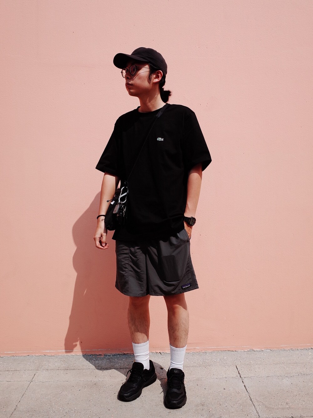 「patagonia、LACOSTE、BEAMS、CASIO、asics、cayl」｜「LACOSTEのアイテム（Tシャツ/カットソー、ブラック系）」を使った、梁浩然さん（メンズ・177cm）の夏コーディネートの1枚目の写真
