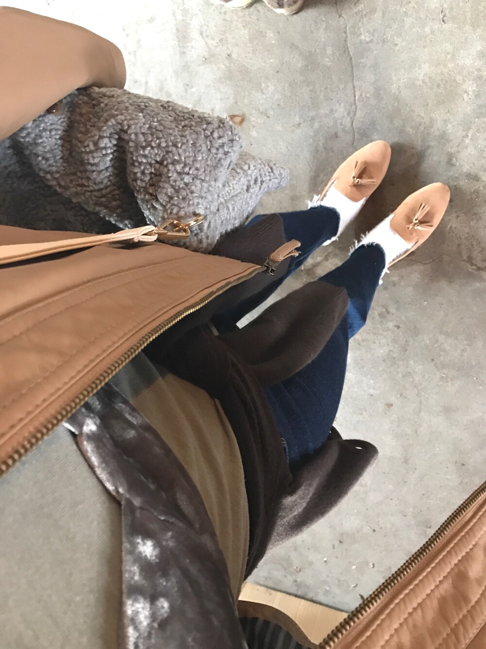 「ビスチェ、デニムパンツ、カーディガン腰巻き、もこもこバック、ふわふわソックス」｜「H&Mのアイテム（ソックス/靴下、ホワイト系）」を使った、iwatäriöさん（レディース・150cm）の冬コーディネートの1枚目の写真