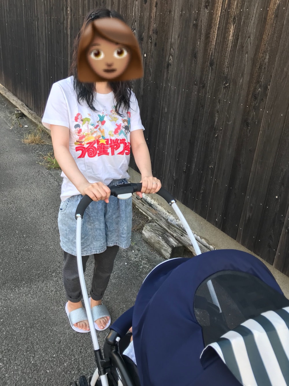 ホワイト系のTシャツ/カットソー、シルバー系のサンダル、ブルー系のベビーカー/ベビーカー用品を着用したレディースの夏コーディネートの1枚目の写真