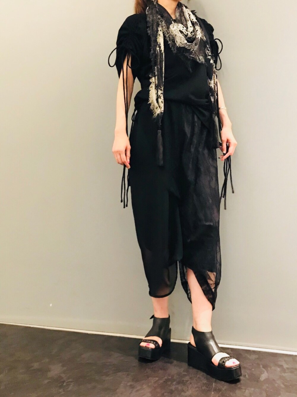 「大人カジュアル、サルエルパンツ、レース、オールブラック、ブラックコーデ、黒、ストール、KMRii、CATORCE、ROYAL FLASH」｜「KMRiiのKMRii/ケムリ/MagnoliaSquareStole（ストール/ショール、ブラック系）」を使った、kazuyoさん（レディース・165cm）の春コーディネートの1枚目の写真