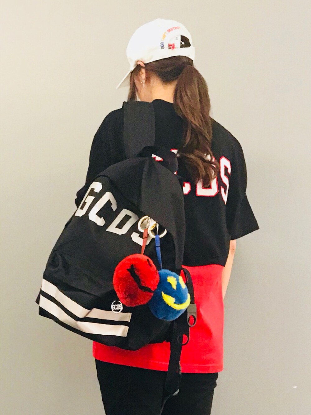 「休日スタイル、カジュアルコーデ、バックパック、ストリート、スポーツミックス、GCDS、ROYAL FLASH、ミッキー、ビックシルエット、ビックT」｜「ROYAL FLASHのGCDS/ジーシーディーエス/MICKEY TEE/ミッキーTシャツ（Tシャツ/カットソー、ブラック系）」を使った、kazuyoさん（レディース・165cm）の夏コーディネートの1枚目の写真