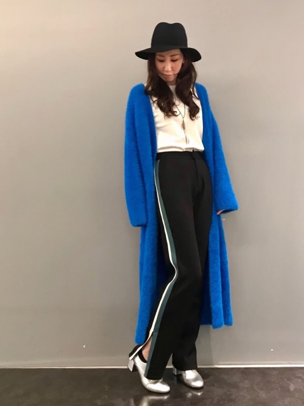 「秋のコーデ、ロイヤルブルー、ブルー、大人カジュアル、ラインパンツ、ライン、ロングカーディガン、AULA、AULA AILA、ROYAL FLASH」｜「AULA AILAのフェザーヤーンカーディガン（カーディガン/ボレロ、ブルー系）」を使った、kazuyoさん（レディース・165cm）の秋コーディネートの1枚目の写真