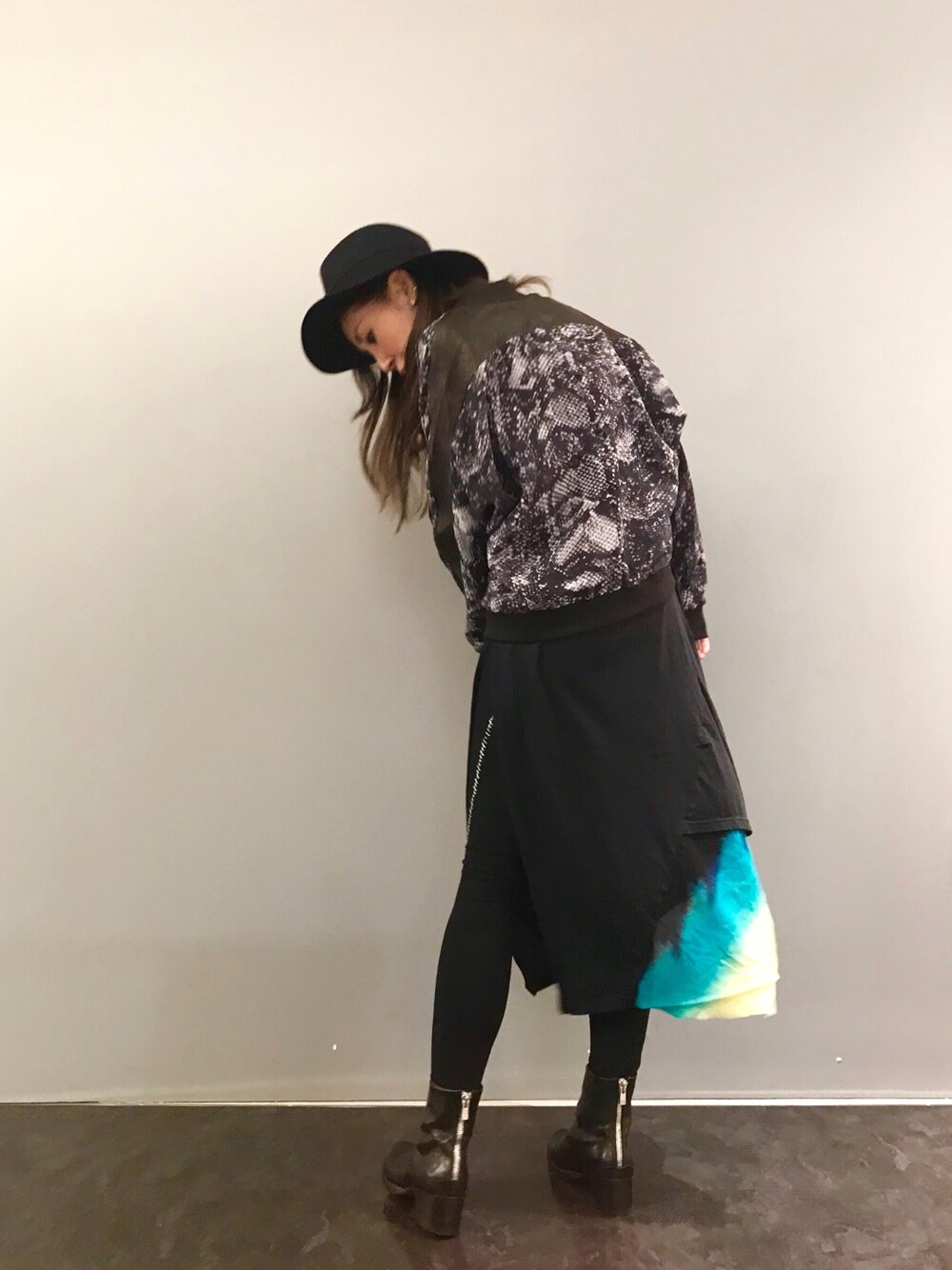 「大人カジュアル、パイソン柄、ヘビ柄、ライトアウター、オールブラック、ROYAL FLASH、KMRii、MA-1、大人コーデ、ワンピース」｜「KMRiiのKMRii/ケムリ/LeCombiPtDolmanSnake（ブルゾン、ブラック系）」を使った、kazuyoさん（レディース・165cm）の冬コーディネートの1枚目の写真