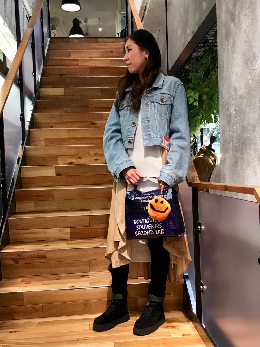 「カジュアル、春コーデ、ジージャン、Gジャン、シャツワンピ、ロングシャツ、styling、ROYAL FLASH、オトナカジュアル、きれいめカジュアル」｜「MIHARAYASUHIROのアイテム（デニムジャケット、ブルー系）」を使った、kazuyoさん（レディース・165cm）の冬コーディネートの1枚目の写真