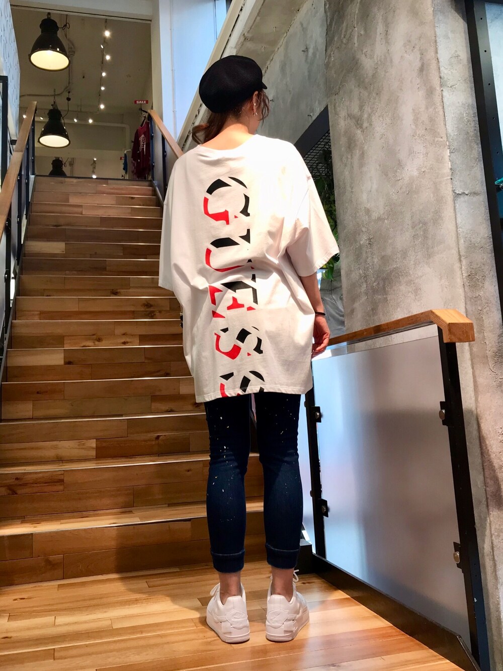 「夏、ラクチンコーデ、ビッグシルエット、ビッグT、guess、NIKE、スニーカー、ROYAL FLASH、ゆるコーデ、オーバーサイズ」｜「Guessの【別注】Guess×ROYAL FLASH/ゲス バイヤスプリントTシャツ（Tシャツ/カットソー、ホワイト系）」を使った、kazuyoさん（レディース・165cm）の夏コーディネートの1枚目の写真