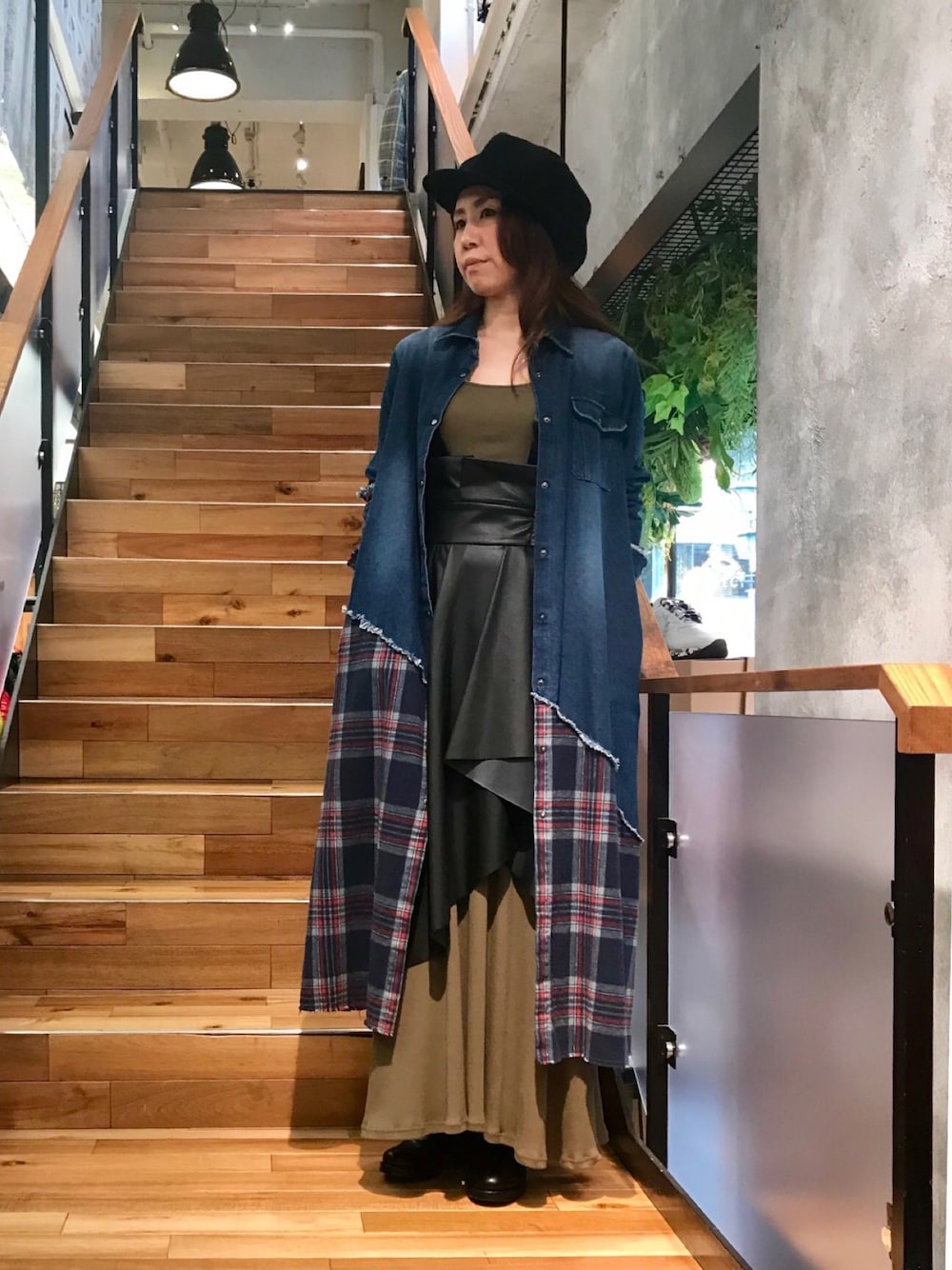 「ADDICT NOIR、秋コーデ、大人カジュアル、お洒落さんとつながりたい、ROYAL FLASH、きれいめカジュアル、デニムロングシャツ、ロングシャツ、ワンピース、ジャンバースカート」｜「ADDICT NOIRの【別注】ADDICT NOIR/アディクト ノアー/ダンガリー切り替えシャツ（シャツ/ブラウス、ブルー系）」を使った、kazuyoさん（レディース・165cm）の秋コーディネートの1枚目の写真