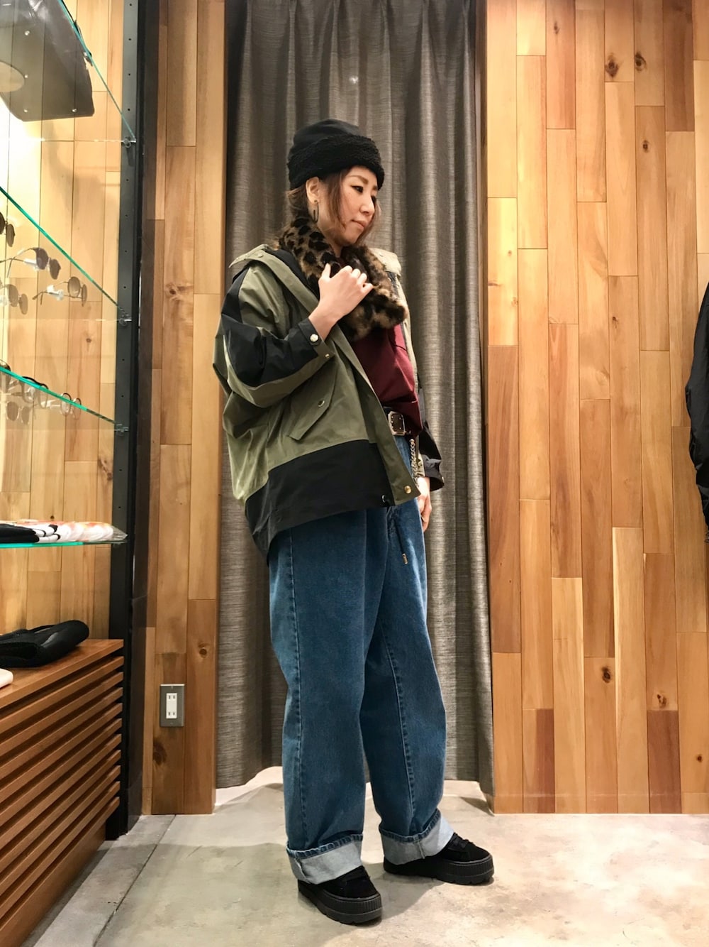 「カジュアルコーデ、スヌード、レオパード、マフラー、HEURUEH、ROYAL FLASH、WOOLRICH、春アウター、ブルゾン、シンプルコーデ」｜「WOOLRICHのWOOLRICH(ウールリッチ)  WOMEN'S BEAVER ANORAK  アノラックパーカー（ブルゾン、グリーン系）」を使った、kazuyoさん（レディース・165cm）の冬コーディネートの1枚目の写真