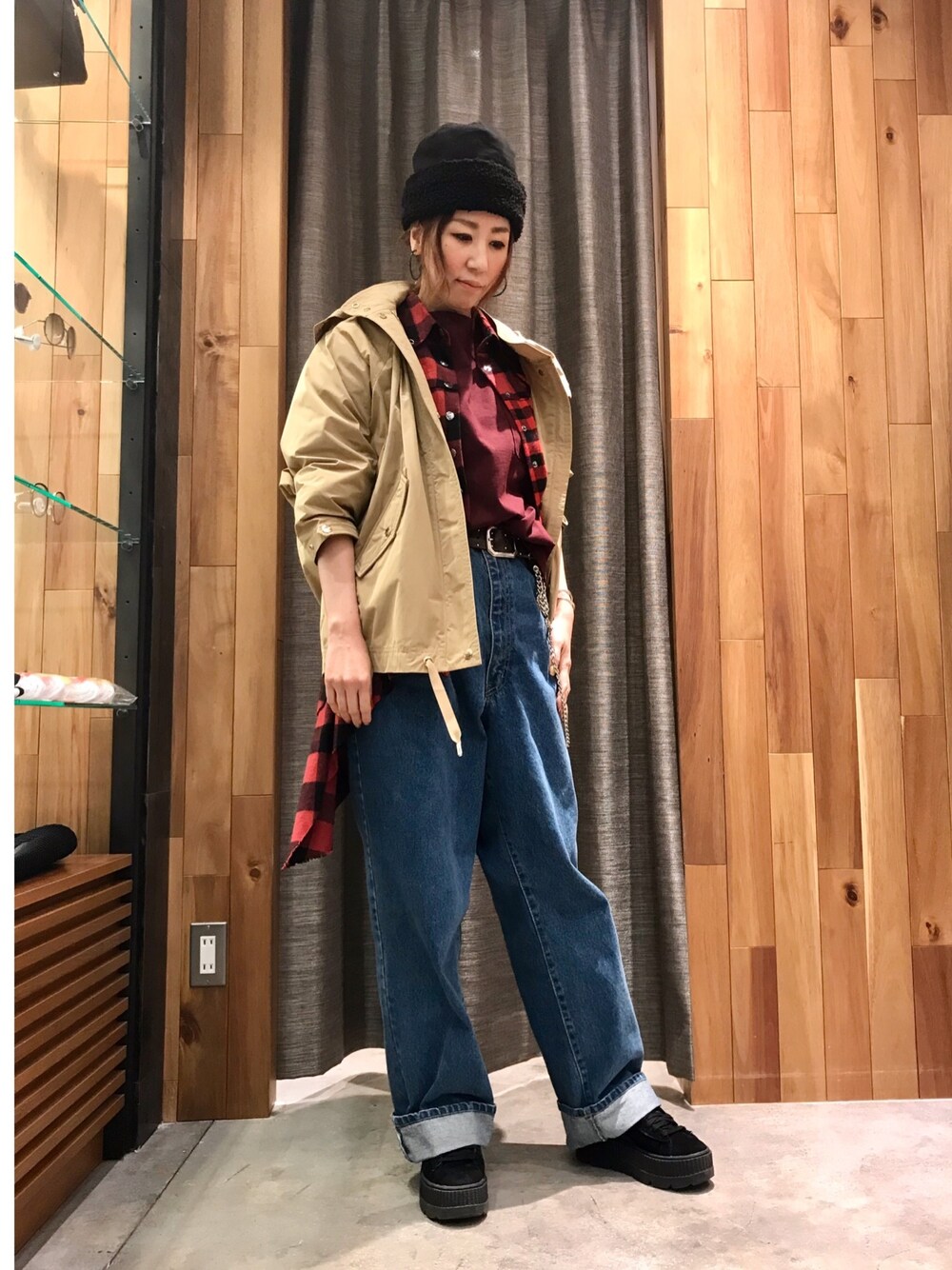「カジュアルコーデ、今日のコーデ、赤チェック、チェックシャツ、WOOLRICH、ADDICT NOIR、ROYAL FLASH、パンツスタイル、ワイドデニム、春」｜「WOOLRICHのWOOLRICH (ウールリッチ) ERIE WINDBREAKER（ブルゾン、ベージュ系）」を使った、kazuyoさん（レディース・165cm）の冬コーディネートの1枚目の写真