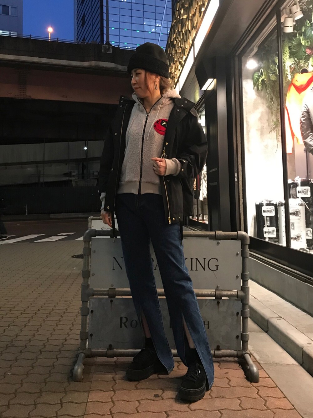 「オトナカジュアル、カジュアル、WOOLRICH、roarguns、ROYAL FLASH、お洒落さんとつながりたい、大人女子、今日のコーデ、JOHN LAWRENCE SULLIVAN、デニムパンツ」｜「roargunsのアイテム（パーカー、グレー系）」を使った、kazuyoさん（レディース・165cm）の冬コーディネートの1枚目の写真