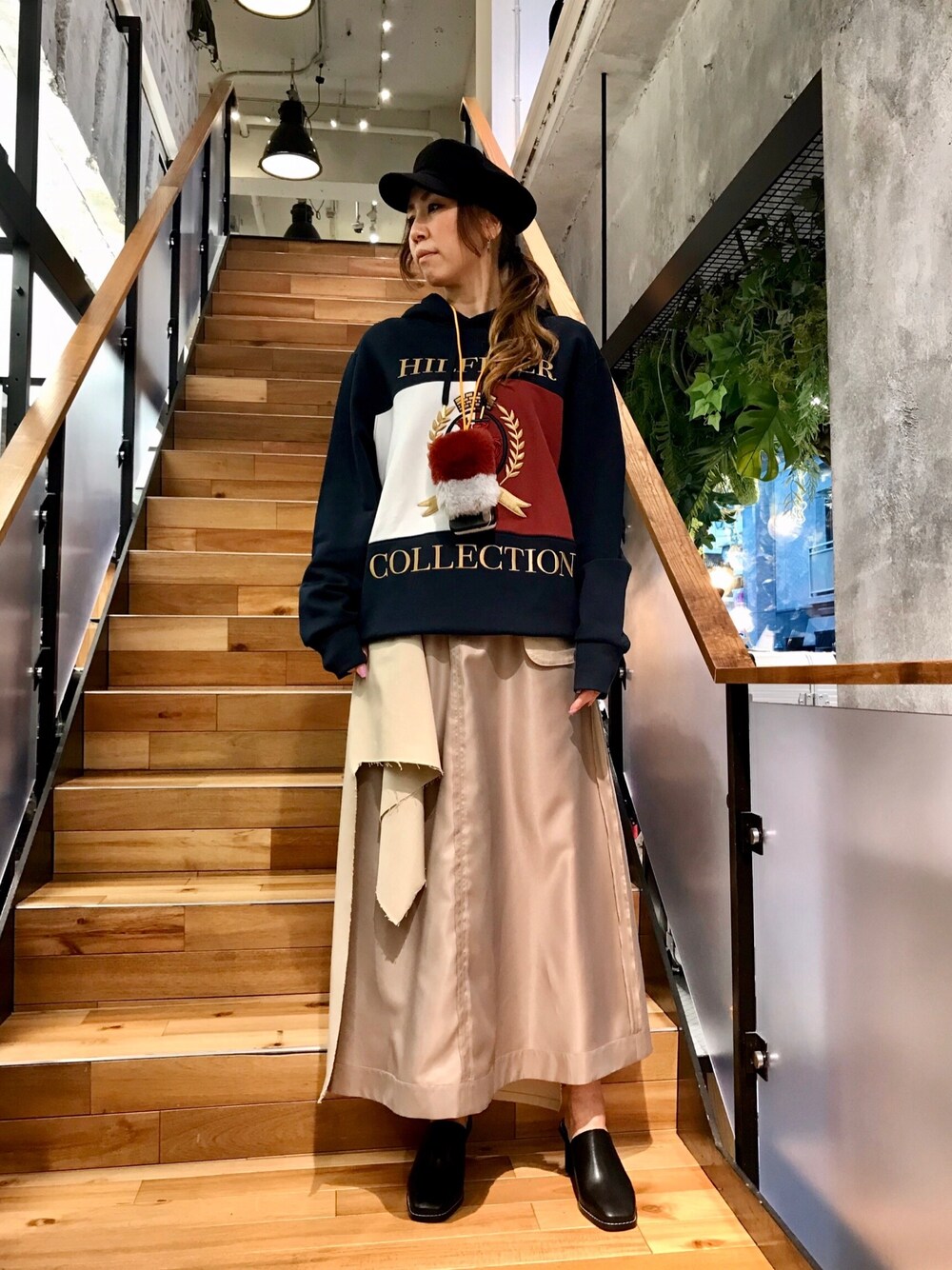 「シンプルコーデ、お洒落さんとつながりたい、きれいめカジュアル、オトナ女子、ROYAL FLASH、MIHARAYASUHIRO、トミーヒルフィガー、スカートスタイル、今日のコーデ、プルオーバー」｜「MIHARAYASUHIROのMaison MIHARAYASUHIRO/メゾン ミハラヤスヒロ/CUT OFF SKIRT（スカート、ベージュ系）」を使った、kazuyoさん（レディース・165cm）の春コーディネートの1枚目の写真