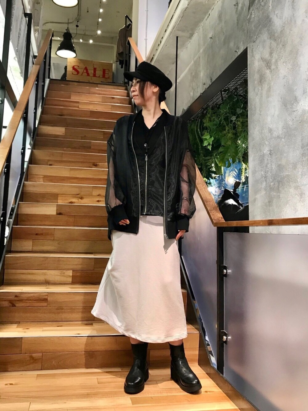 「オトナ女子、春、オトナカジュアル、大人ガーリー、タイトスカート、アシメスカート、ROYAL FLASH、ADDICT NOIR、14th Addiction、休日スタイル」｜「stud.のstud./スタッド/ネックレス Tシャツ（Tシャツ/カットソー、ブラック系）」を使った、kazuyoさん（レディース・165cm）の冬コーディネートの1枚目の写真