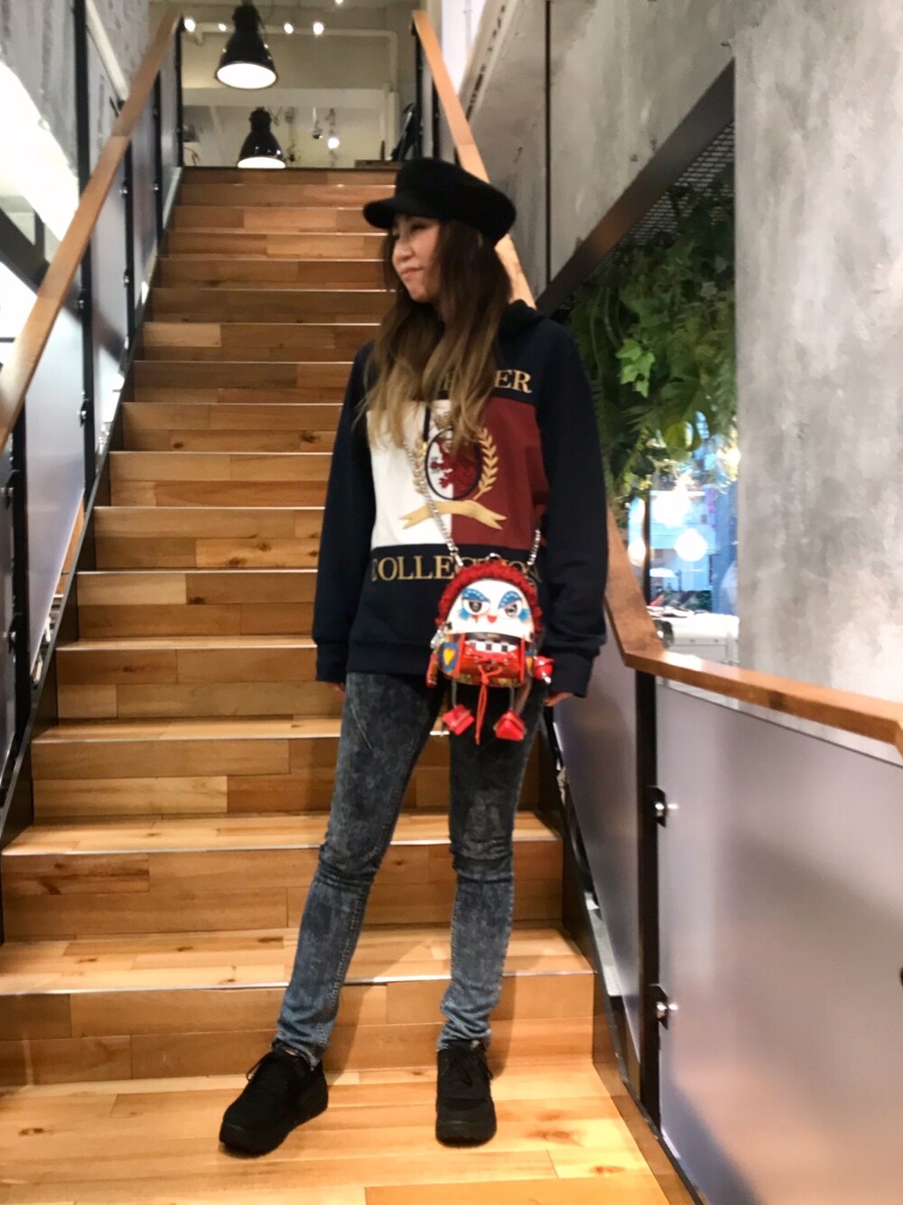 「オトナカジュアル、カジュアルコーデ、パーカー、着回しコーデ、スキニーデニム、ROYAL FLASH、PROMAX、SEIGEKI、UGG、スニーカー」｜「ROYAL FLASHのMAISON PROMAX/メゾンプロマックス/QUEEN OF HEARTS（ショルダーバッグ、レッド系）」を使った、kazuyoさん（レディース・165cm）の春コーディネートの1枚目の写真
