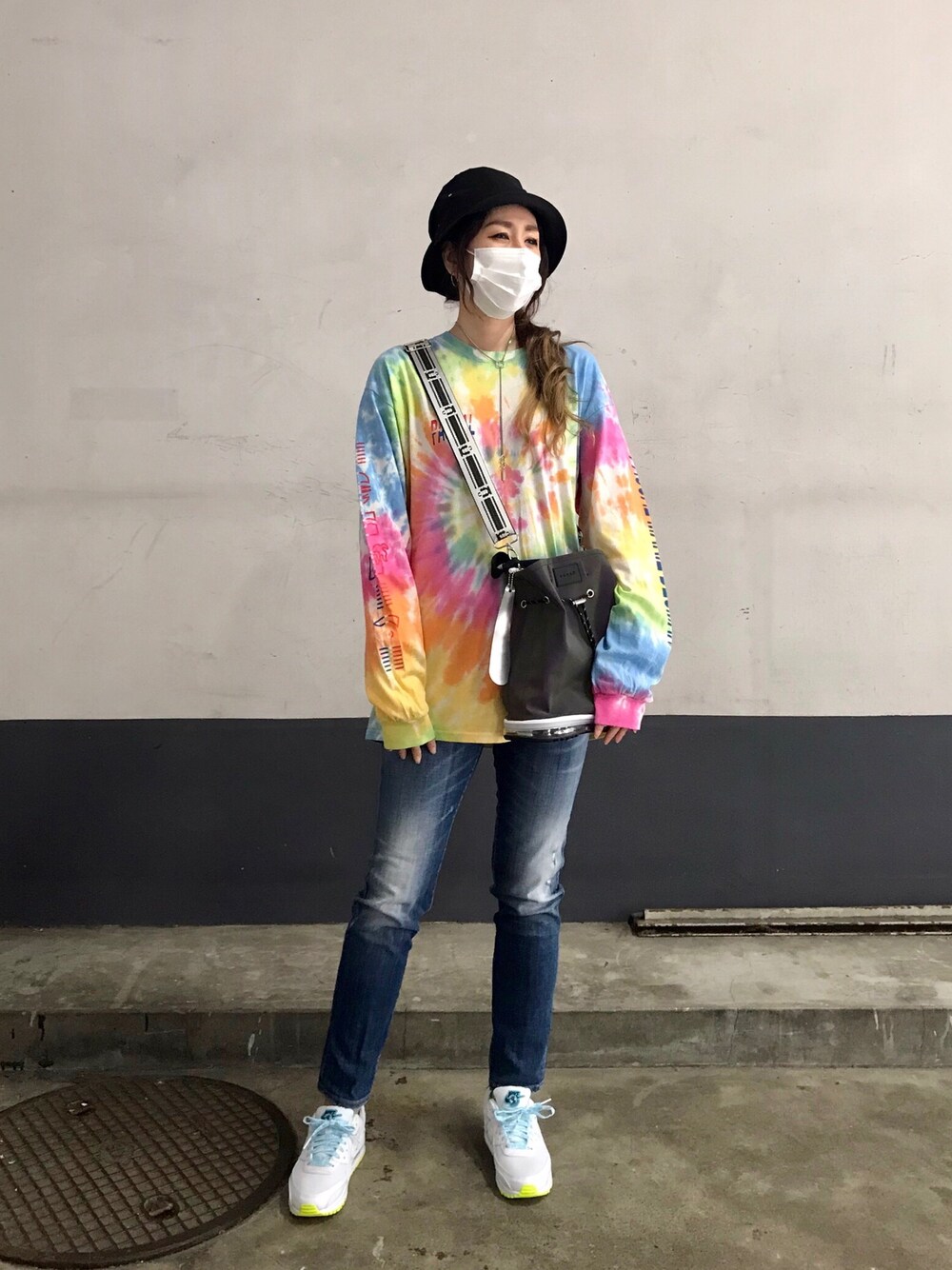 「オトナカジュアル、タイダイ柄、カラフル、DSQUARED2、ROYAL FLASH、PASCALMARIEDESMARAIS、夏だ！Tシャツ着よう！、リフレクター、NIKE、スニーカー」｜「OKERUのOKERU/オケル/別注リフレクターバッグ（ショルダーバッグ、ブラック系）」を使った、kazuyoさん（レディース・165cm）の夏コーディネートの1枚目の写真