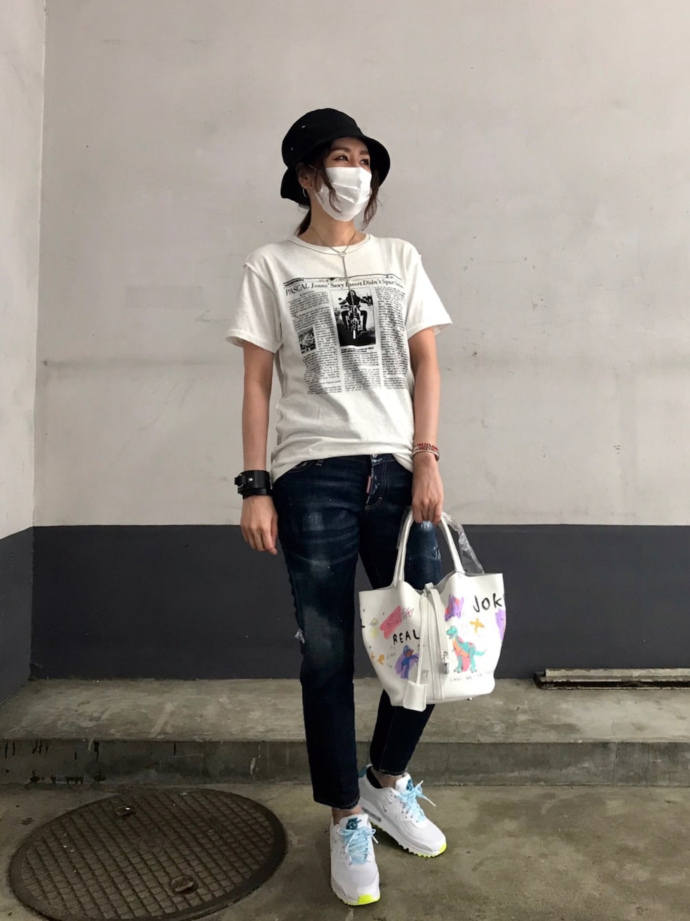 「シンプルコーデ、夏だ！Tシャツ着よう！、DSQUARED2、オトナカジュアル、カジュアルコーデ、ラクチンコーデ、ゲルニカ、落書き、ROYAL FLASH、NIKE」｜「PASCAL MARIE DESMARAISのPASCAL MARIE DESMARAIS/パスカル マリエ デマレ/ニュースペーパーTシャツ（Tシャツ/カットソー、ホワイト系）」を使った、kazuyoさん（レディース・165cm）の夏コーディネートの1枚目の写真