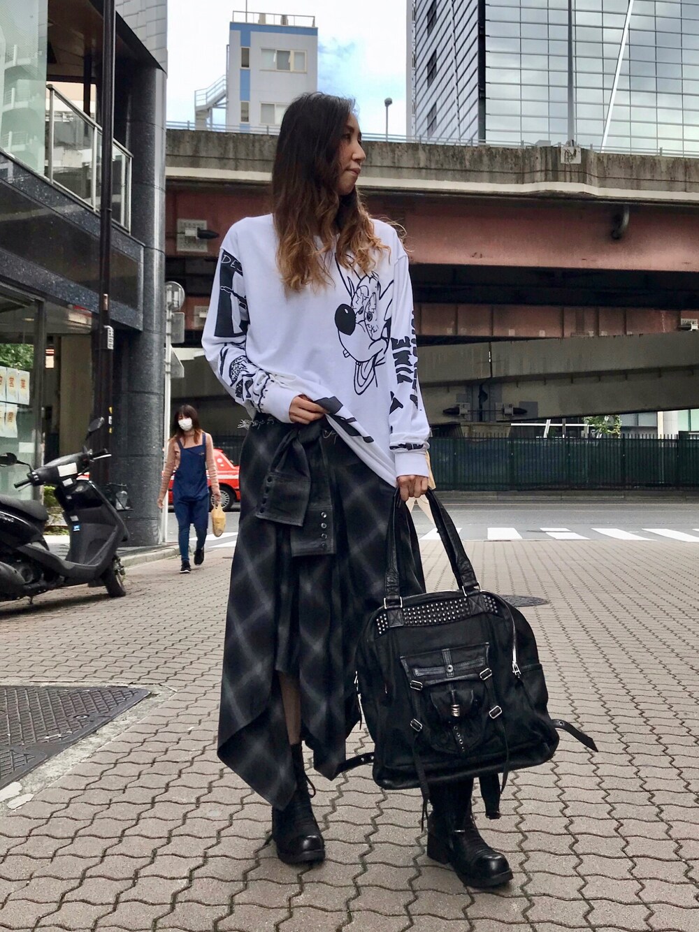 「シンプルコーデ、秋冬コーデ、大人コーデ、大人カジュアル、PASCALMARIEDESMARAIS、KMRii、ADDICT NOIR、ROYAL FLASH、ロンT、リメイクスカート」｜「ADDICT NOIRの@CHECK DENIM COMBI SKT（スカート、ブラック系）」を使った、kazuyoさん（レディース・165cm）の秋コーディネートの1枚目の写真