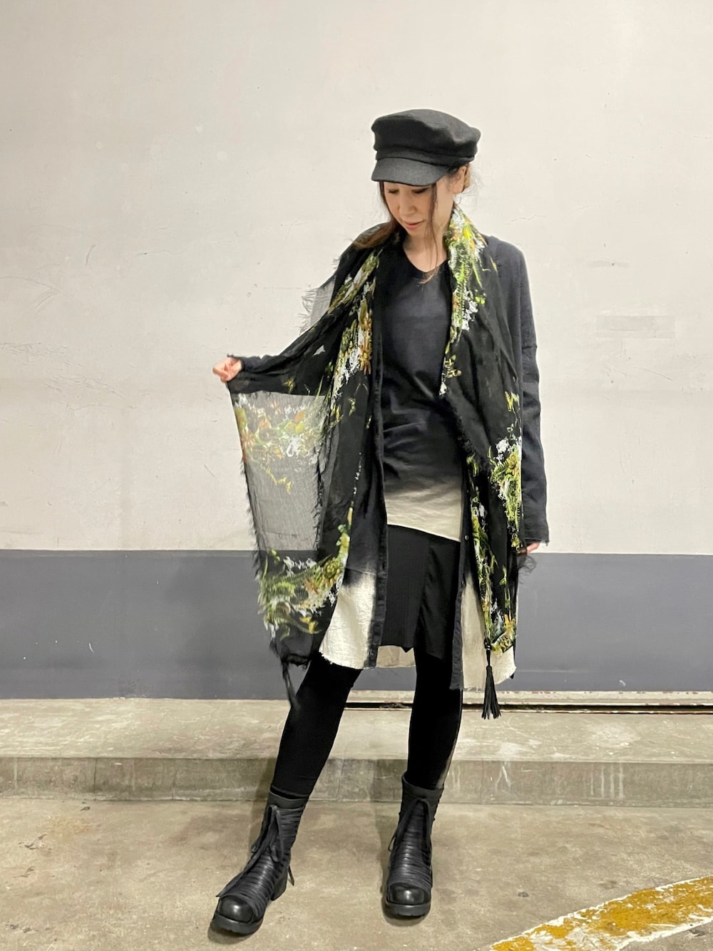 「KMRii、ROYAL FLASH、レイヤードスタイル、ストール、ショール、巻物、black、黒、レギンス、黒ブーツ」｜「KMRiiの【別注】KMRii/ケムリ/BotanicMagSquareStole/RFL（ストール/ショール、ブラック系）」を使った、kazuyoさん（レディース・165cm）の冬コーディネートの1枚目の写真
