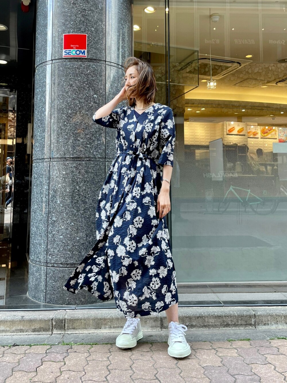「春コーデ、オトナカジュアル、大人カジュアル、ワンピース、シャツワンピ、花柄、ネイビー、ROYAL FLASH、backlash、ballet」｜「BACKLASHのBallet by BACKLASH/バレエ バイ バックラッシュ/Flower Maxi（ワンピース、ブルー系）」を使った、kazuyoさん（レディース・165cm）の春コーディネートの1枚目の写真
