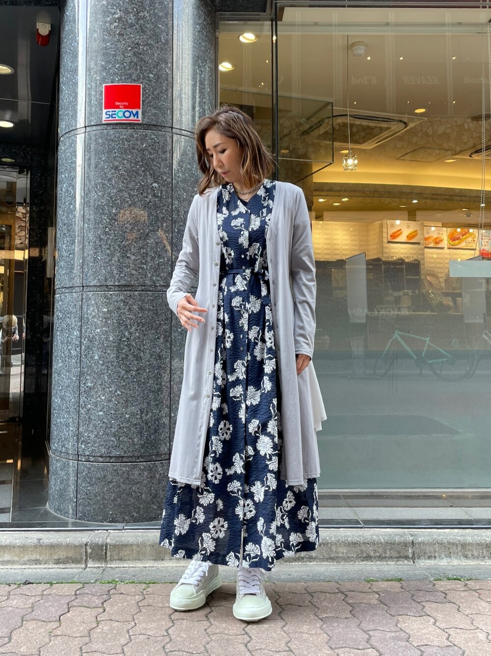 「春コーデ、シャツワンピ、花柄ワンピース、ネイビー、ワンピース、花柄、ROYAL FLASH、ballet、backlash、オトナカジュアル」｜「BACKLASHのBallet by BACKLASH/バレエ バイ バックラッシュ/Flower Maxi（ワンピース、ブルー系）」を使った、kazuyoさん（レディース・165cm）の春コーディネートの1枚目の写真