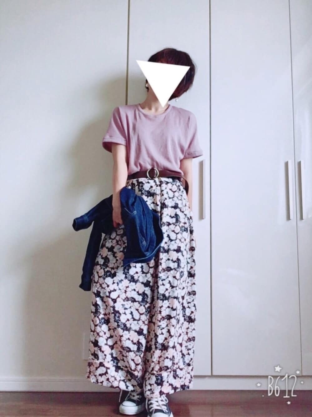 ピンク系のTシャツ/カットソー、ブルー系のデニムジャケット、ブラック系のその他パンツを着用したレディースの夏コーディネートの1枚目の写真