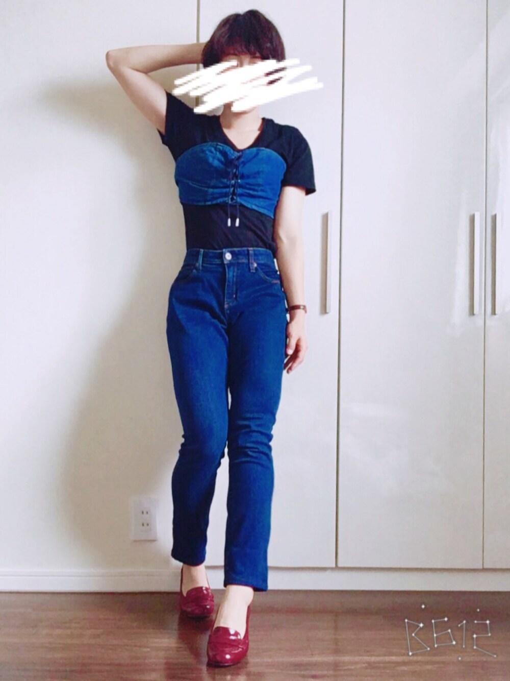 ブルー系のトップスを着用したレディースの夏コーディネートの1枚目の写真