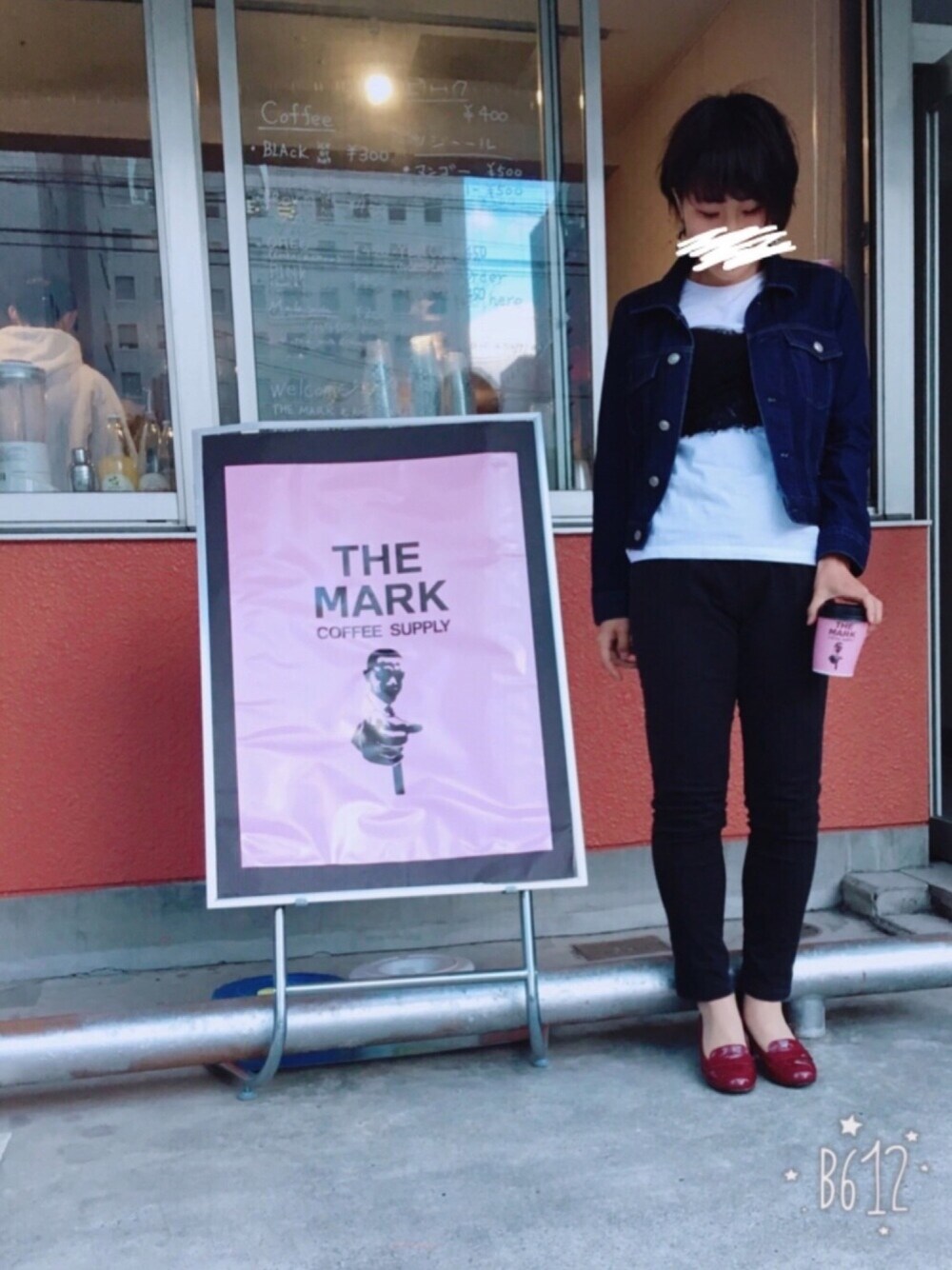 ブルー系のデニムジャケット、ブラック系のキャミソール、ブラック系のパンツを着用したレディースの夏コーディネートの1枚目の写真