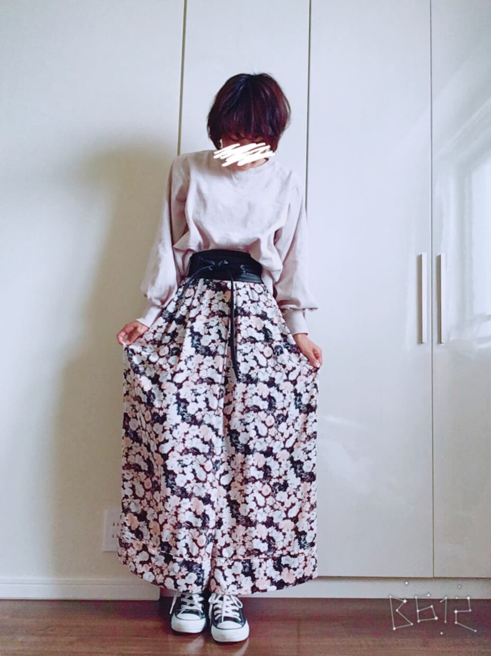 ベージュ系のTシャツ/カットソー、ブラック系のその他パンツ、ブラック系のスニーカーを着用したレディースの夏コーディネートの1枚目の写真