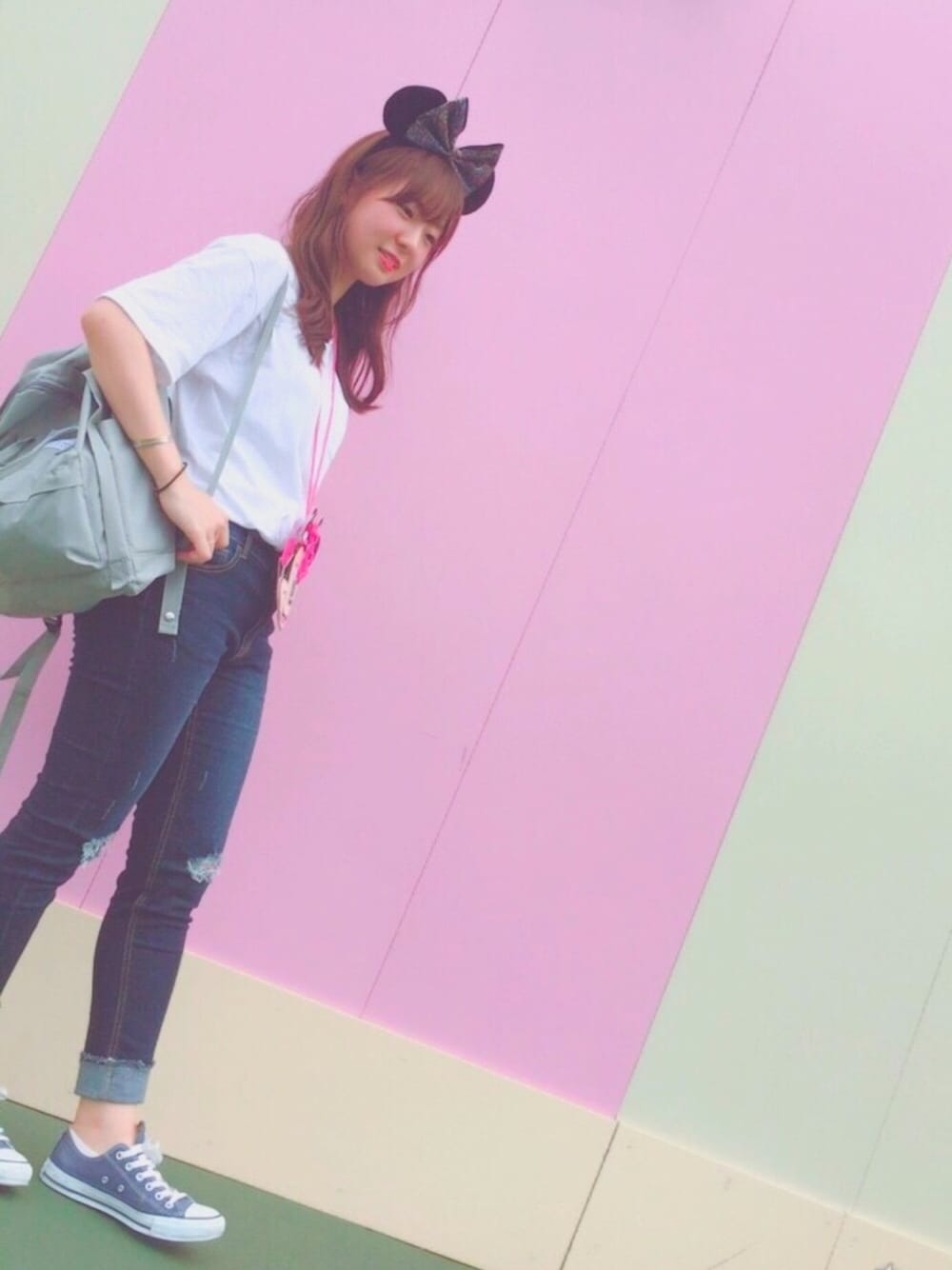 ブルー系のデニムパンツ、ホワイト系のTシャツ/カットソー、ブルー系のスニーカーを着用したレディースの夏コーディネートの1枚目の写真