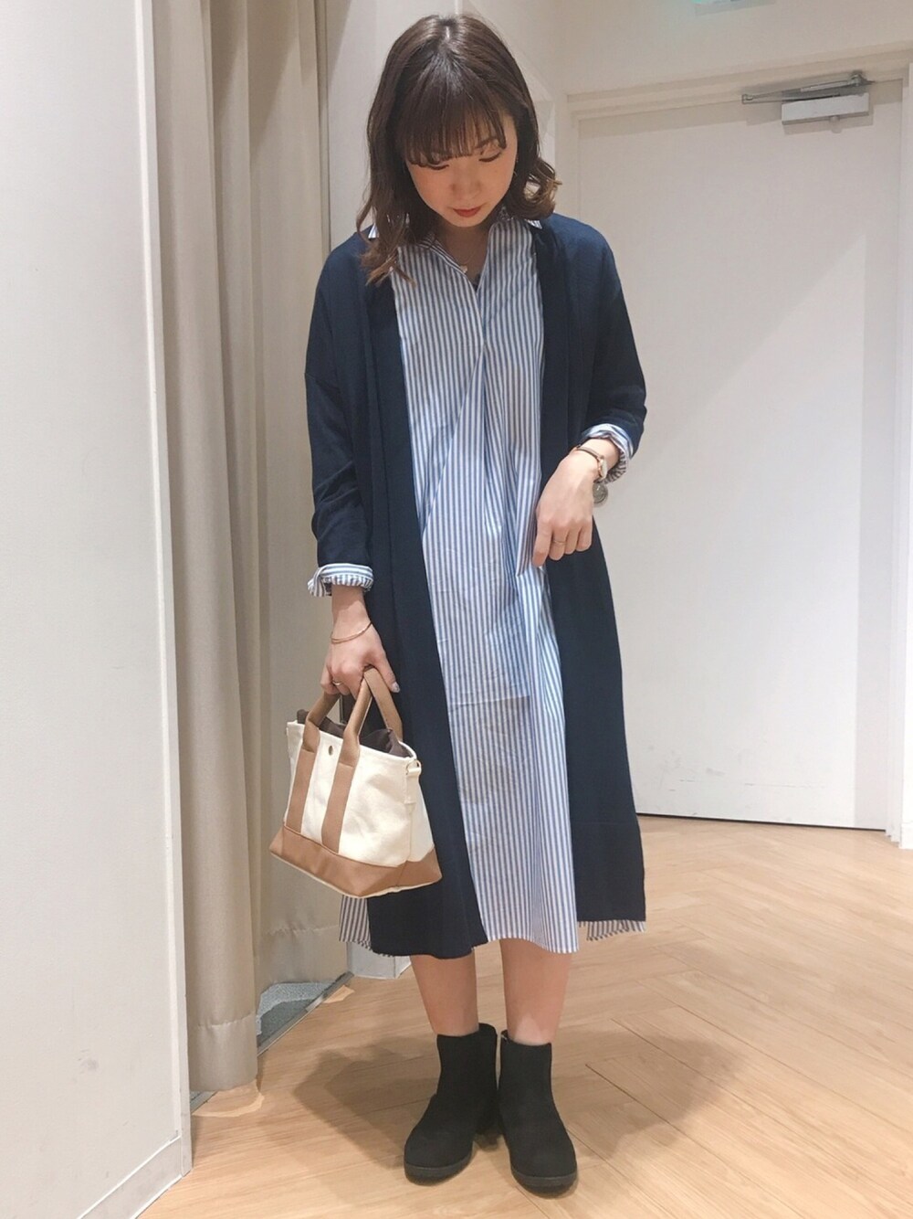 「春コーデ、オトナカジュアル、シンプル、ストライプ、ワンピース、ブーツ、サイドゴアブーツ、トートバッグ、AMERICANHOLIC、アメリカンホリック」｜「AMERICAN HOLICのスキッパーフレアワンピース（ワンピース、ブルー系）」を使った、REINAさん（レディース・162cm）の冬コーディネートの1枚目の写真