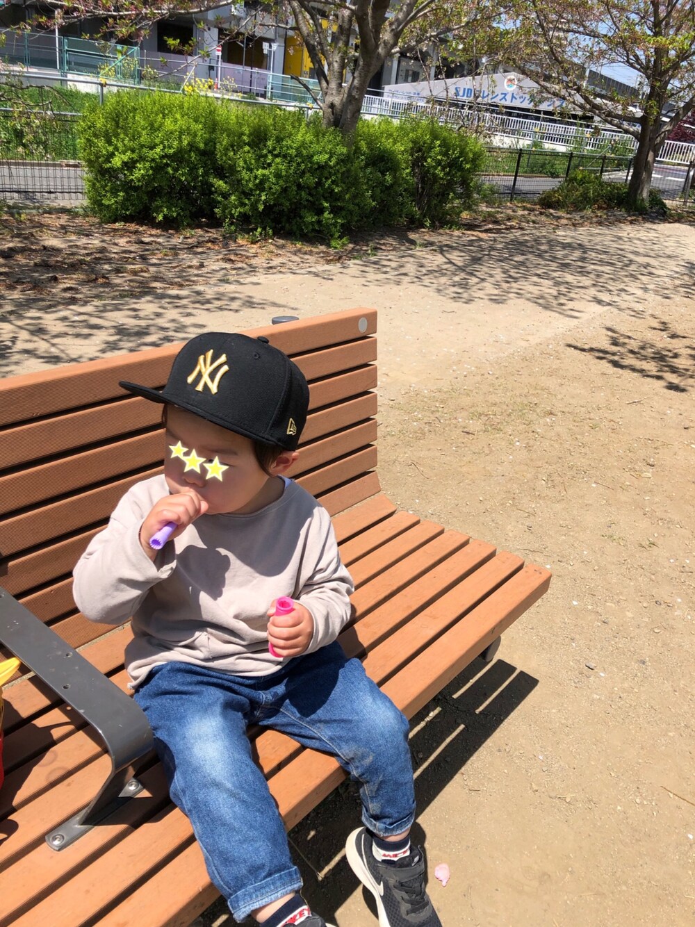 「ZARAのアイテム（Tシャツ/カットソー、ベージュ系）」を使った、たろさん（キッズ・90cm）の春コーディネートの1枚目の写真