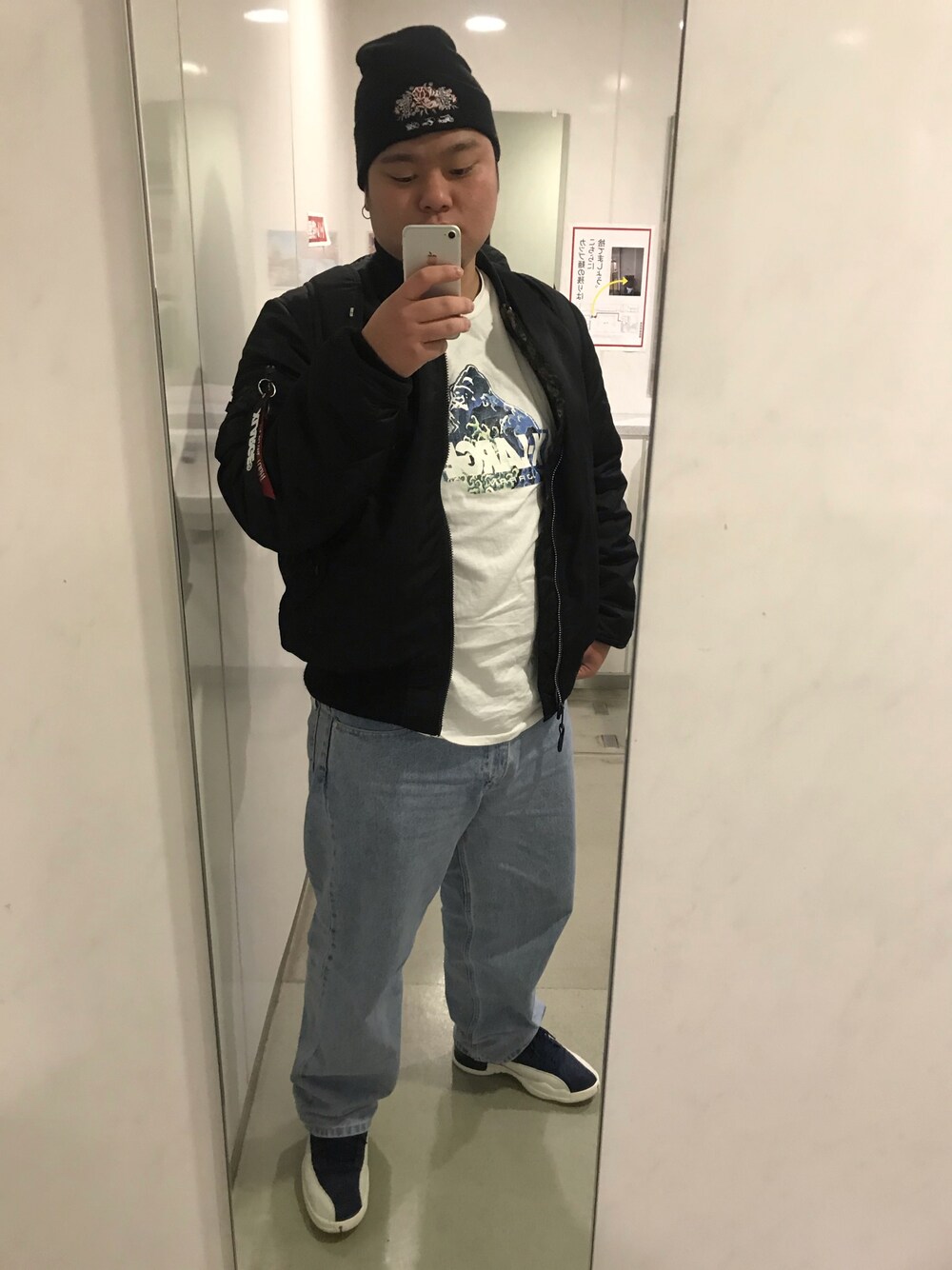 ホワイト系のTシャツ/カットソー、ブルー系のスニーカーを着用したメンズの冬コーディネートの1枚目の写真