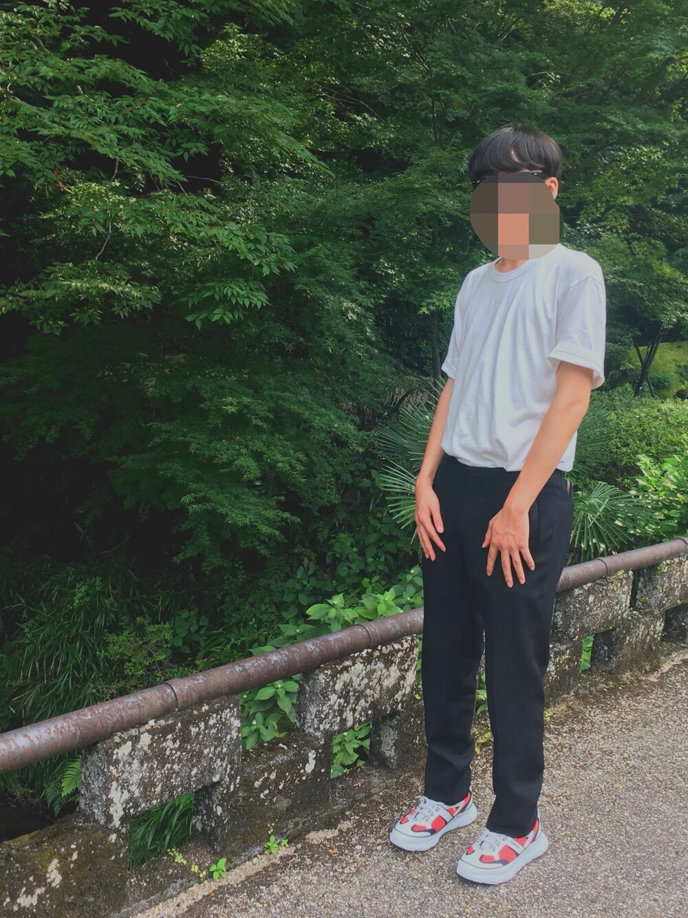 「夏セールで買いました、スポーツミックス、シンプルコーデ、モノトーンコーデ、スニーカーコーデ、スラックス、白Tシャツ、お洒落さんとつながりたい」｜「GIVENCHYのアイテム（スラックス、ブラック系）」を使った、hayateさん（メンズ・180cm）の夏コーディネートの1枚目の写真
