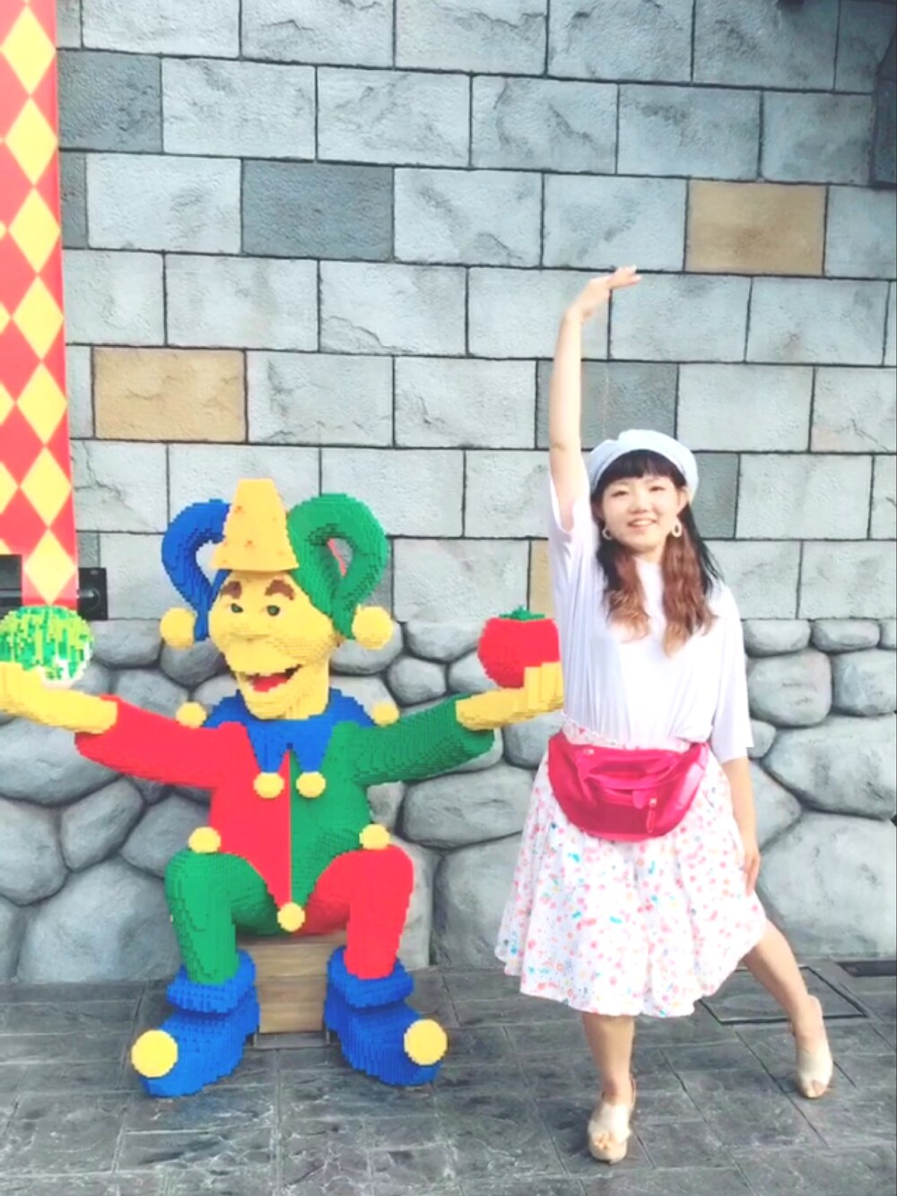 「レゴランド」｜「franchelippeeのアイテム（スカート、ホワイト系）」を使った、青いイヌさん（レディース・154cm）の夏コーディネートの1枚目の写真