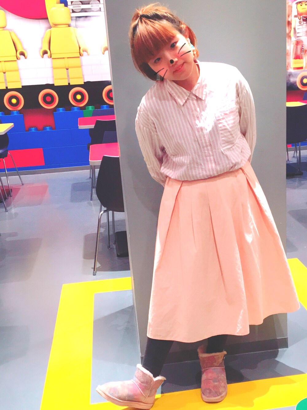 「ピンクコーデ、シンプルコーデ、レゴランド」｜「HYSTERIC GLAMOURのアイテム（ブーツ、ピンク系）」を使った、青いイヌさん（レディース・152cm）の冬コーディネートの1枚目の写真