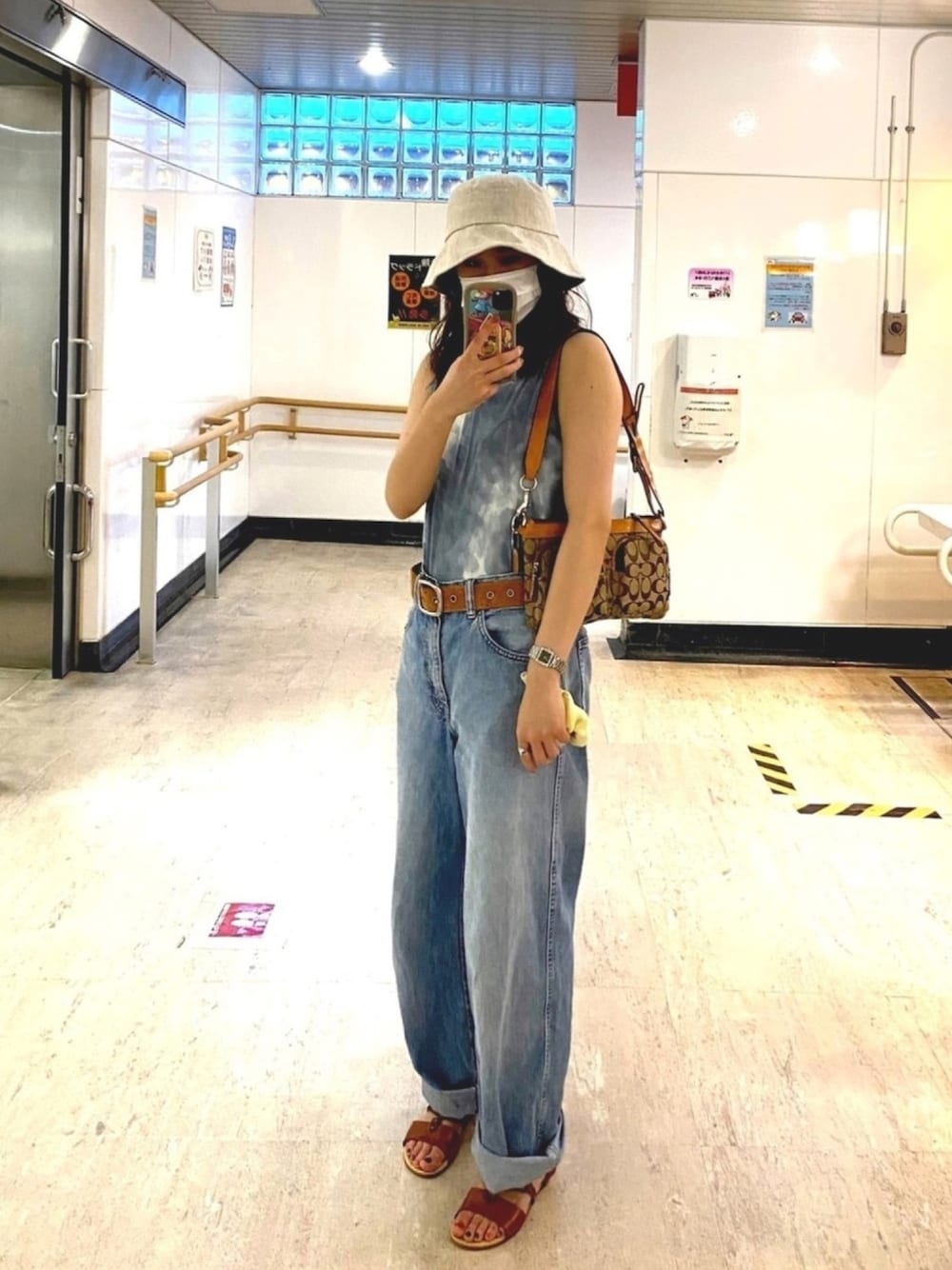 「タイダイ柄、キャミソール、ブルーコーデ、デニム、デニムパンツ、おしゃれさんと繋がりたい、バケットハット、サンダル、オトナカジュアル、メンズライク」｜「UNIQLOのワイドフィットカーブジーンズ（丈長め82cm）（デニムパンツ、ブルー系）」を使った、ひ さん（レディース・162cm）の夏コーディネートの1枚目の写真
