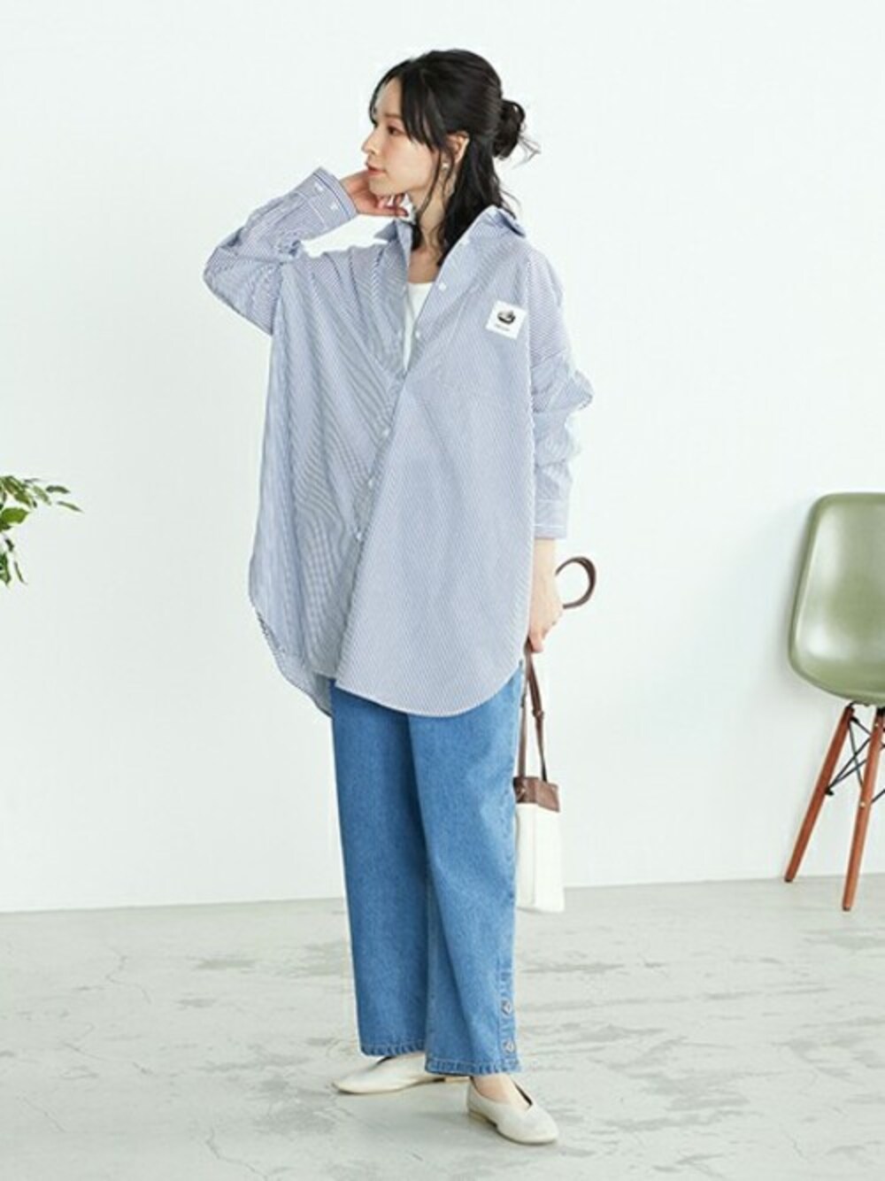 その他のシャツ/ブラウス、ブルー系のデニムパンツ、ホワイト系のパンプスを着用したレディースの春コーディネートの1枚目の写真