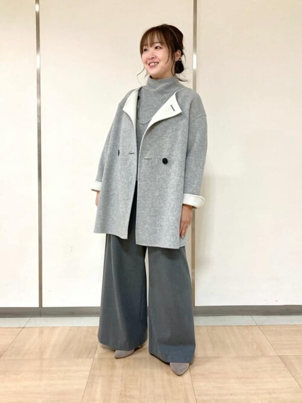 グレー系のその他アウター、グレー系のニット/セーター、グレー系のその他パンツを着用したレディースの冬コーディネートの1枚目の写真