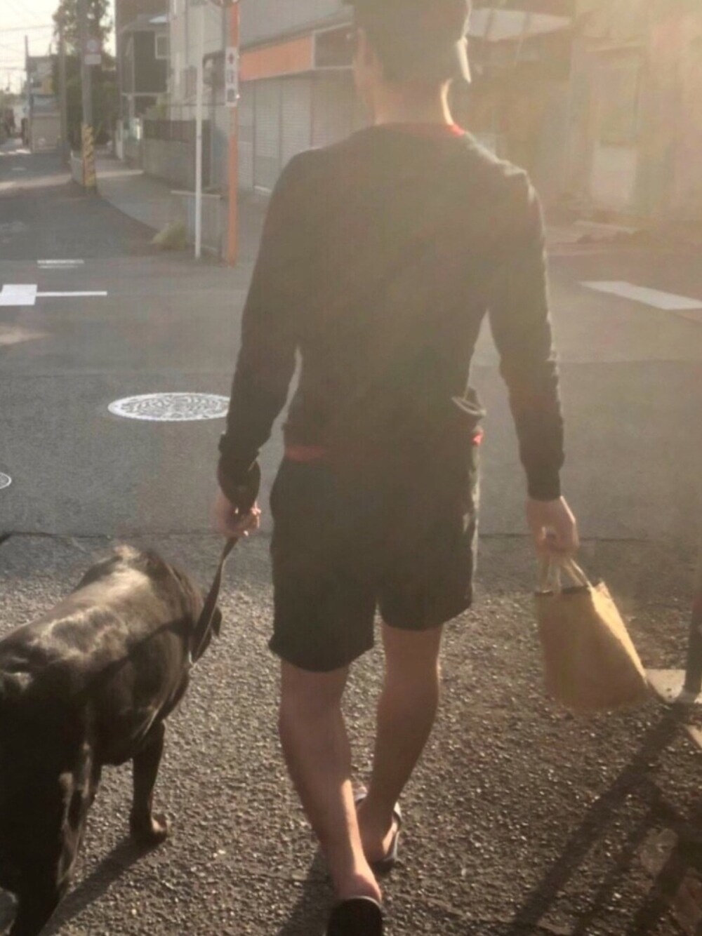 「ラフ、散歩、おしゃれさんと繋がりたい、かさねぎ、タンパンスタイル、いぬ♡、犬の散歩、朝、初夏、太陽光強め」｜「NIKEのNIKE / カワシャワー サンダル（サンダル、ブルー系）」を使った、たくまールさん（メンズ・170cm）の夏コーディネートの1枚目の写真