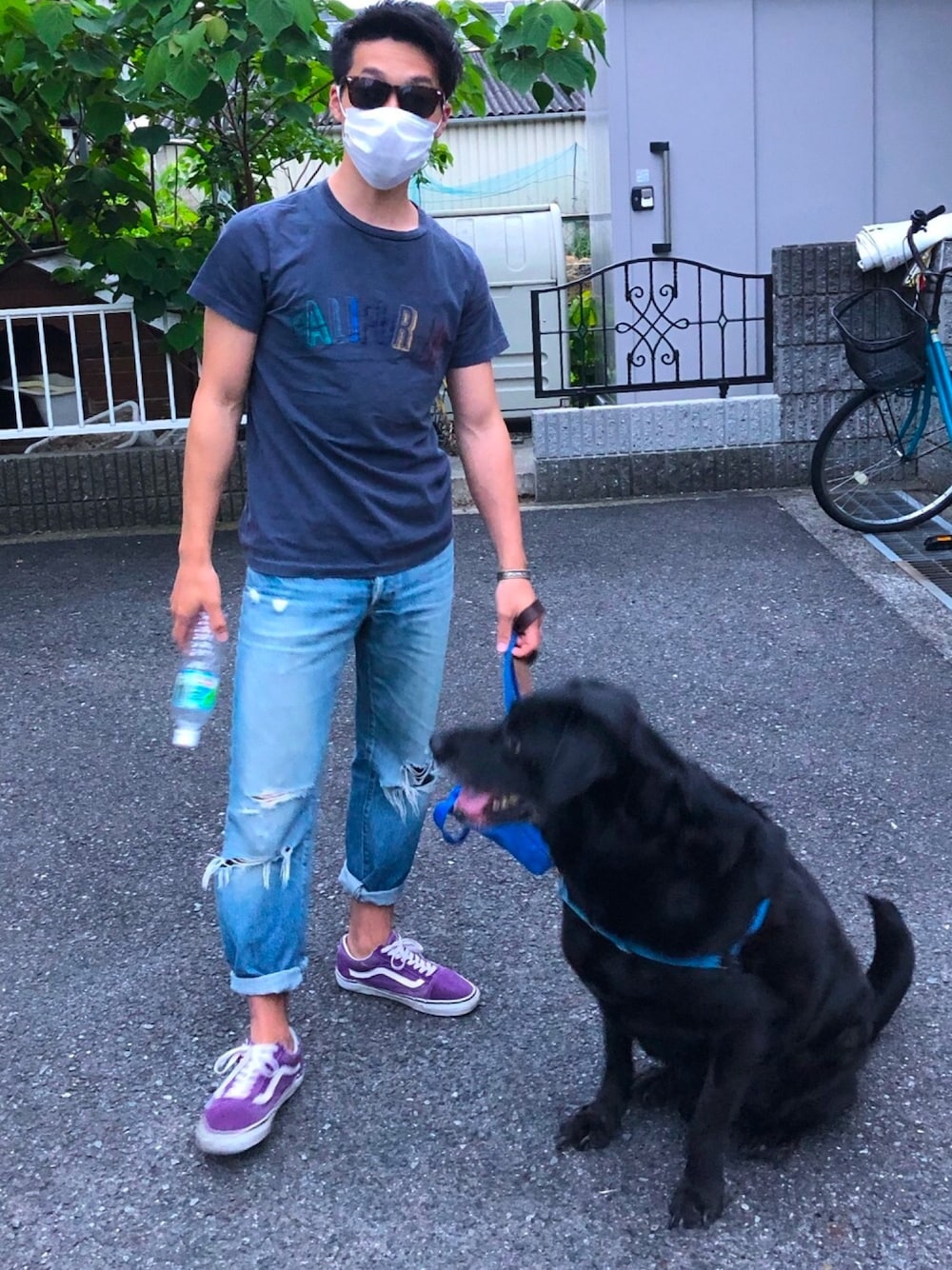 「おしゃれさんと繋がりたい、シンプルコーデ、ダメージデニムパンツ、今日のコーデ、スニーカー、背景の地元感、ヴィンテージTシャツ、Tシャツ、イッヌ、オールドスクール」｜「VANSのオールドスクール OLD SKOOL VN0A4BV5V7F（スニーカー、パープル系）」を使った、たくまールさん（メンズ・172cm）の春コーディネートの1枚目の写真