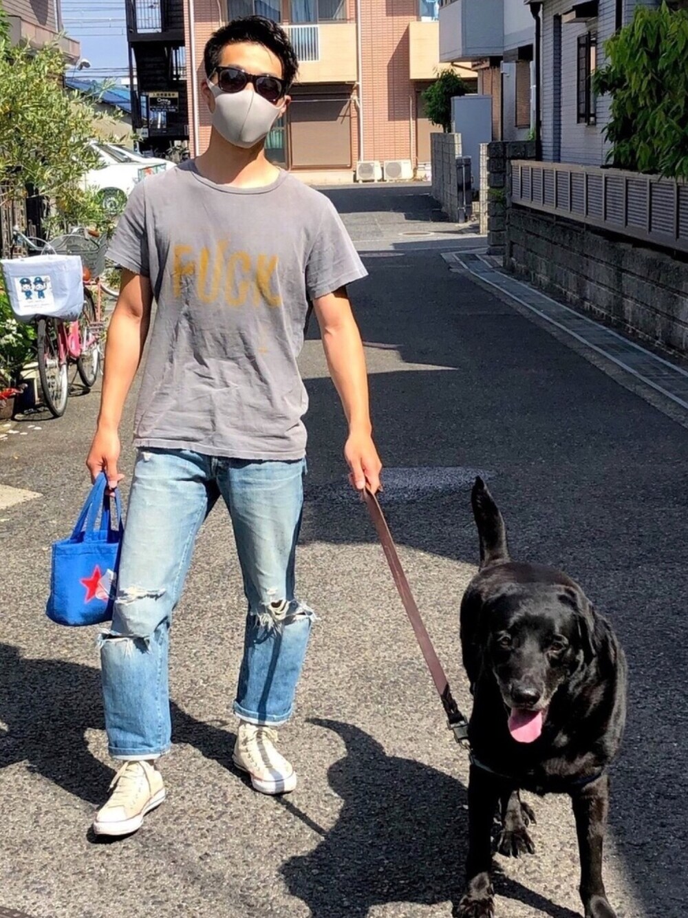 「今日のコーデ、夏だ！Tシャツ着よう！、休日スタイル、散歩、スニーカー、夏、デニムパンツ、ダメージデニムパンツ、背景の地元感」｜「JOURNAL STANDARDのアイテム（デニムパンツ、ブルー系）」を使った、たくまールさん（メンズ・172cm）の春コーディネートの1枚目の写真