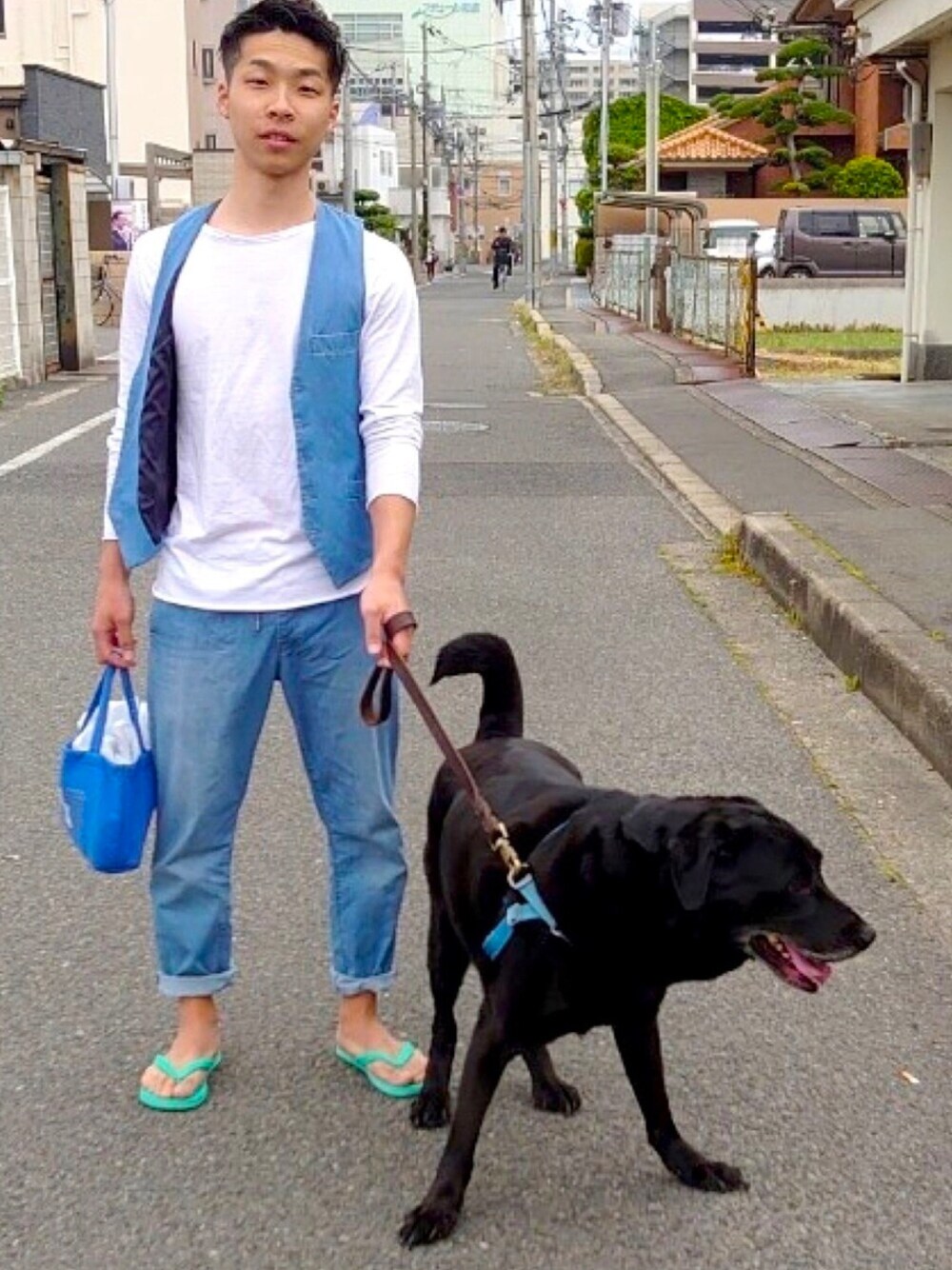 「おしゃれさんと繋がりたい、休日スタイル、ビーチサンダル、きれいめカジュアル、大人コーデ、ロンT、ベスト、散歩」｜「GIANNETTOのGIANNETTO / デニム ジレ（ベスト、ブルー系）」を使った、たくまールさん（メンズ・172cm）の春コーディネートの1枚目の写真