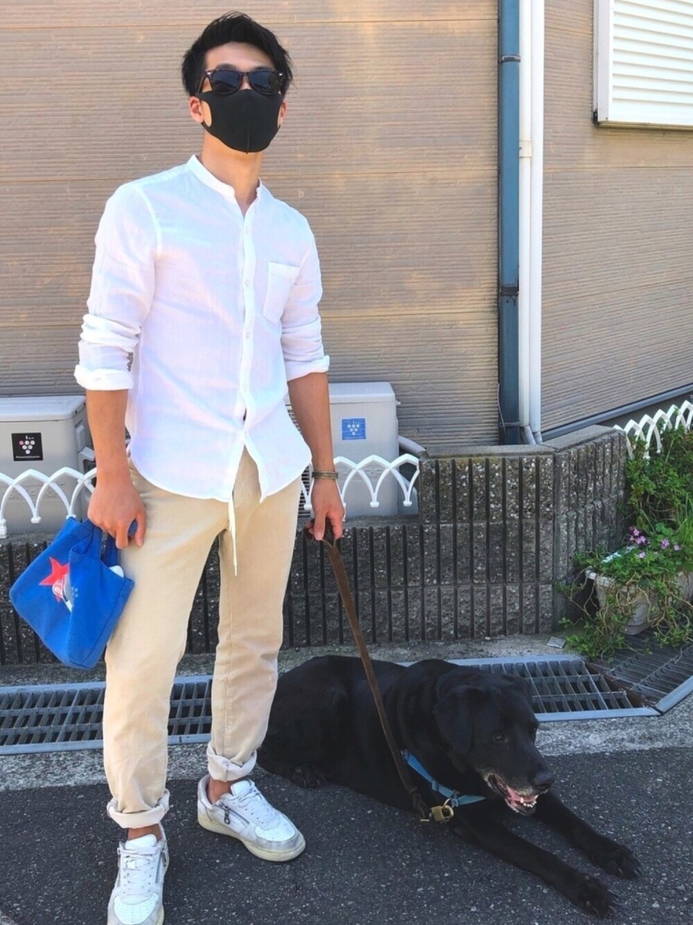 「おしゃれさんと繋がりたい、ベージュ、ベージュコーデ、スニーカー、シャツスタイル、カラーシャツ、白シャツ、イージーパンツ、エフォートレス、ちょっと上向がち」｜「JOURNAL STANDARDの【PHILIPPE AUDIBERT/フィリップ・オーディベール】ホソチェーンバングル（ブレスレット、シルバー系）」を使った、たくまールさん（メンズ・172cm）の春コーディネートの1枚目の写真
