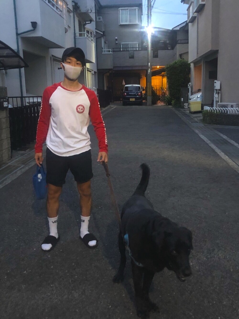 「おしゃれさんと繋がりたい、リラックススタイル、夏、ロンT、キャップ、短パン、サンダル、黒ラブ、散歩、バンズ」｜「Levi'sのLS Graphic Baseball Tee BC BASEBALL CHERRY BOMB WHITE BODY Graphic（Tシャツ/カットソー、レッド系）」を使った、たくまールさん（メンズ・172cm）の夏コーディネートの1枚目の写真