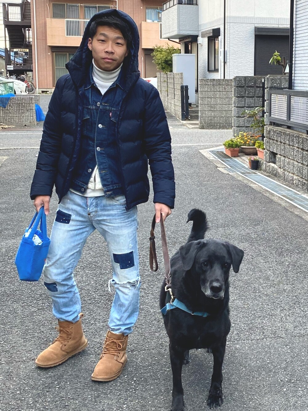「大人カジュアル、デニムオンデニム、ブーツ、大阪」｜「UNIQLOのエクストラファインメリノタートルネックセーター（長袖）（ニット/セーター、ホワイト系）」を使った、たくまールさん（メンズ・172cm）の冬コーディネートの1枚目の写真