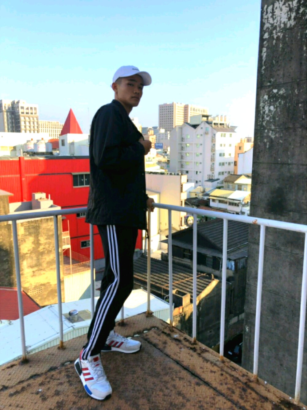 「THRASHERのアイテム（マウンテンパーカー、ブラック系）」を使った、莊炘諺さん（メンズ・180cm）の春コーディネートの1枚目の写真
