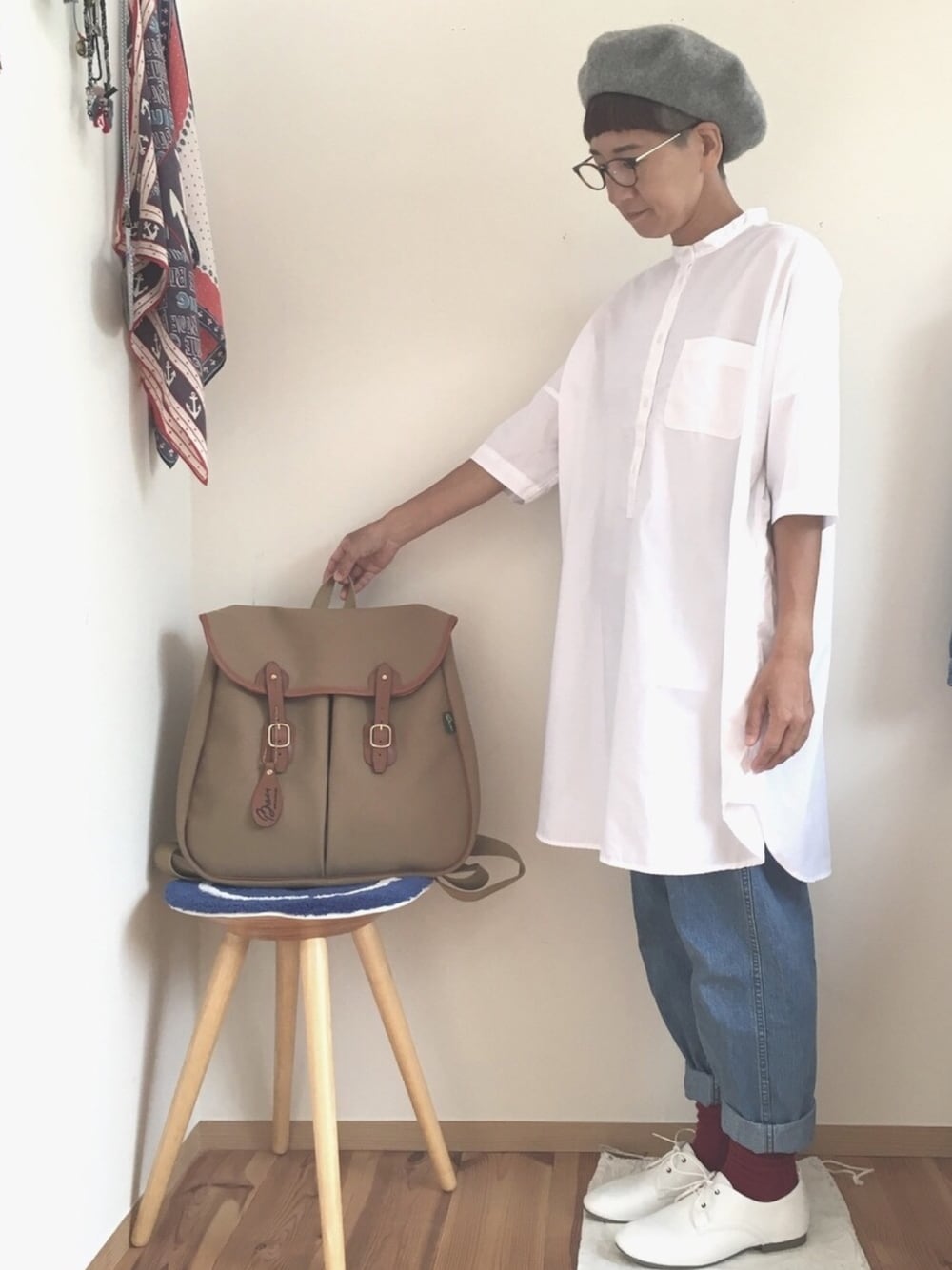 「シンプルコーデ、秋のコーデ、無印良品、orslow、デニム、白、赤い靴下、ベレー帽×メガネ、studio CLIP(studio CLIP)」｜「studio CLIPの【studio CLIP】 ファー付きフェルトベレー（ハンチング/ベレー帽、グレー系）」を使った、coccon◡̈*さん（レディース・157cm）の秋コーディネートの1枚目の写真