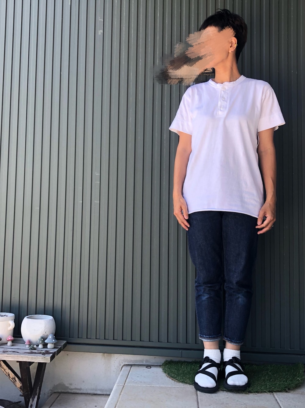 「シンプル、夏、カジュアル、healthknit、ヘンリーネック、chaco、サンダル、白Tシャツ、orslow、デニム」｜「HealthknitのHealthknit / ヘルスニット/ヘンリー ショートスリーブ Tシャツ（Tシャツ/カットソー、ホワイト系）」を使った、coccon◡̈*さん（レディース・157cm）の夏コーディネートの1枚目の写真