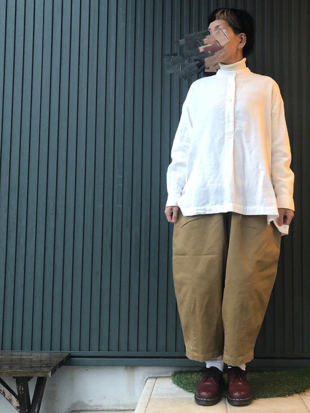 「パンツスタイル、ゆるコーデ、今日のコーデ、タートルネック、サーカスパンツ、ハーベスティ、harvesty、無印良品、Dr.Martens」｜「無印良品のアイテム（チュニック、ホワイト系）」を使った、coccon◡̈*さん（レディース・157cm）の冬コーディネートの1枚目の写真