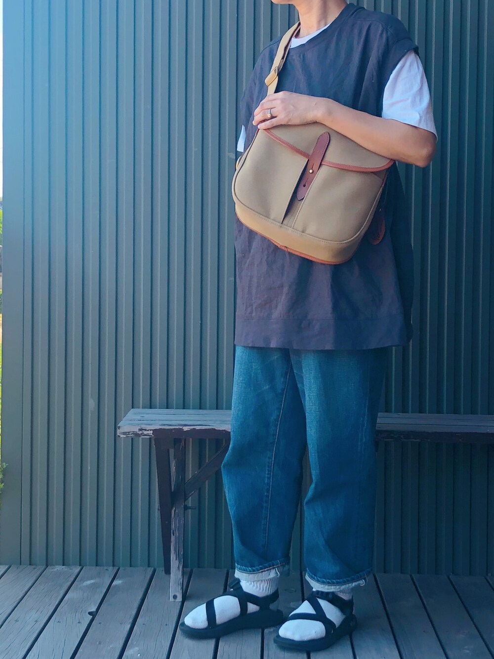 「シンプルコーデ、春夏コーデ、カジュアル、studio clip、caqu、デニム、サンダル、chaco」｜「studio CLIPのアイテム（チュニック、ベージュ系）」を使った、coccon◡̈*さん（レディース・157cm）の夏コーディネートの1枚目の写真