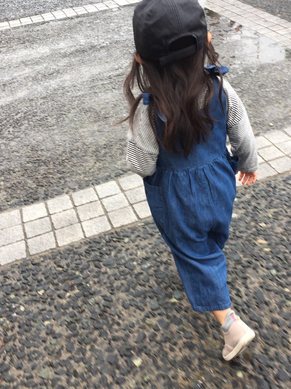 「韓国子供服、monmimi、soror、レザーキャップ、バースデイ、futafuta BLACK CLOSET、サロペット、可愛いサロペを見つけると買わずにいられないシリーズ」｜「Birthdayのアイテム（スリッポン、ベージュ系）」を使った、Chiiiiiさん（キッズ・90cm）の春コーディネートの1枚目の写真