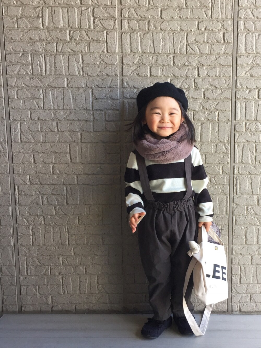 「秋サロペ2017きのこ派、サロペット、ボーダー、太ボーダー、ベレー帽、韓国子供服、ファースヌード、ダイソー、モカシン、バースデイ」｜「韓国子供服のアイテム（ハンチング/ベレー帽、ブラック系）」を使った、Chiiiiiさん（キッズ・90cm）の秋コーディネートの1枚目の写真